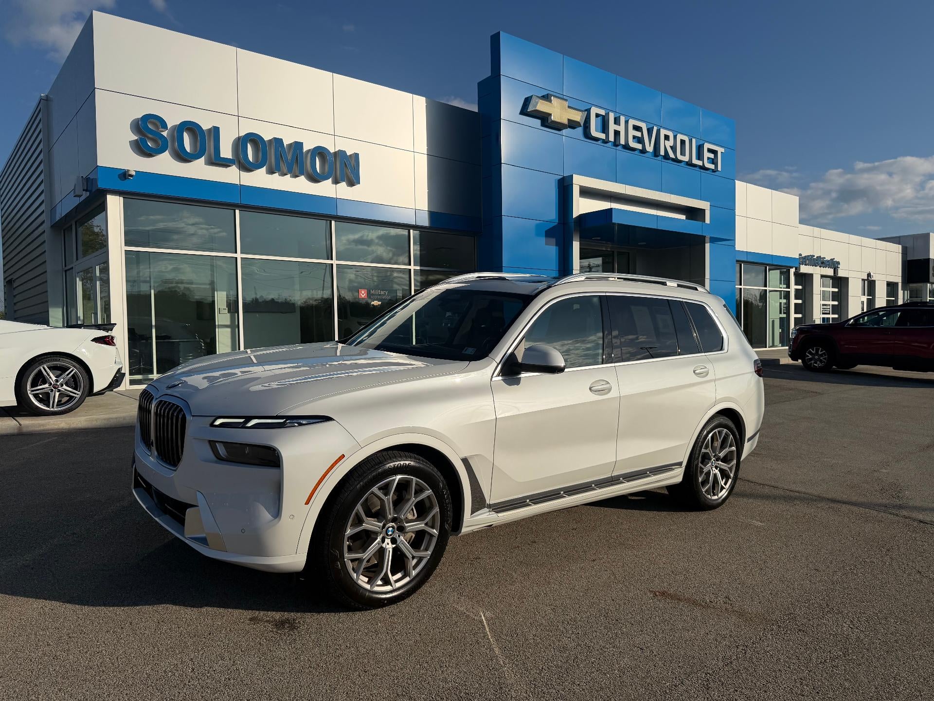 2024 BMW X7 xDrive40i in Mineral Wh — front three-quarter view